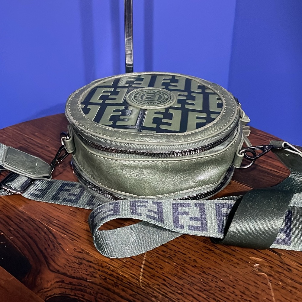 Fanpin Crossbody Purse Gray Vegan Leather Spellout Strap Double Zipper Circle - Picture 5 of 5